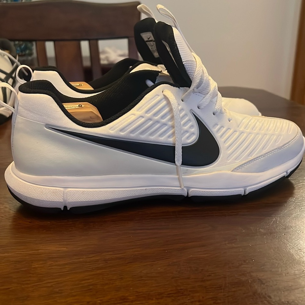 Men’s Nike Explorer 2 Spikeless Golf Shoes, Size 10.5